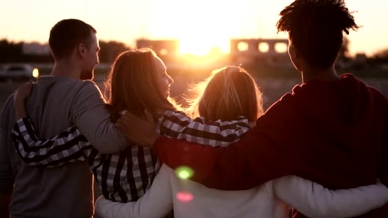 Niños y familias conectando emocionalmente
